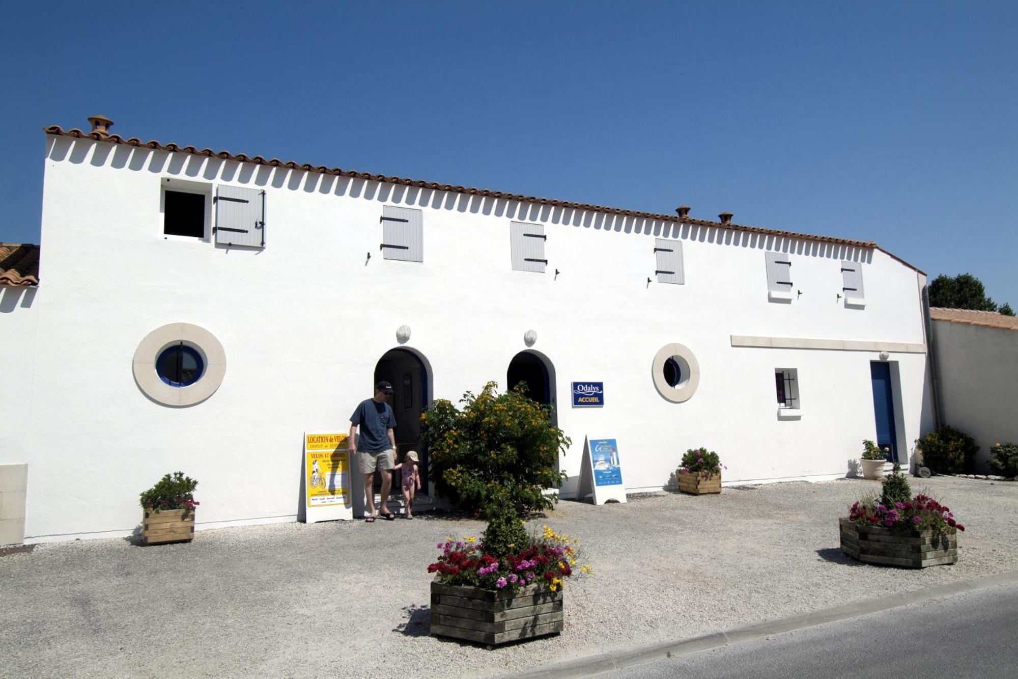 Residence Odalys Le Village Des Amareyeurs Le Chateau-d'Oleron Exterior photo